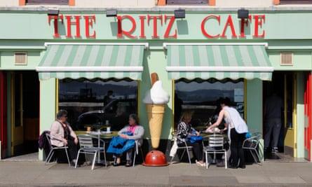 Millport, Isle of Cumbrae, Scotland. Holidaymakers enjoyed fine easter sunshine in Millport on the Isle of Cumbrae.